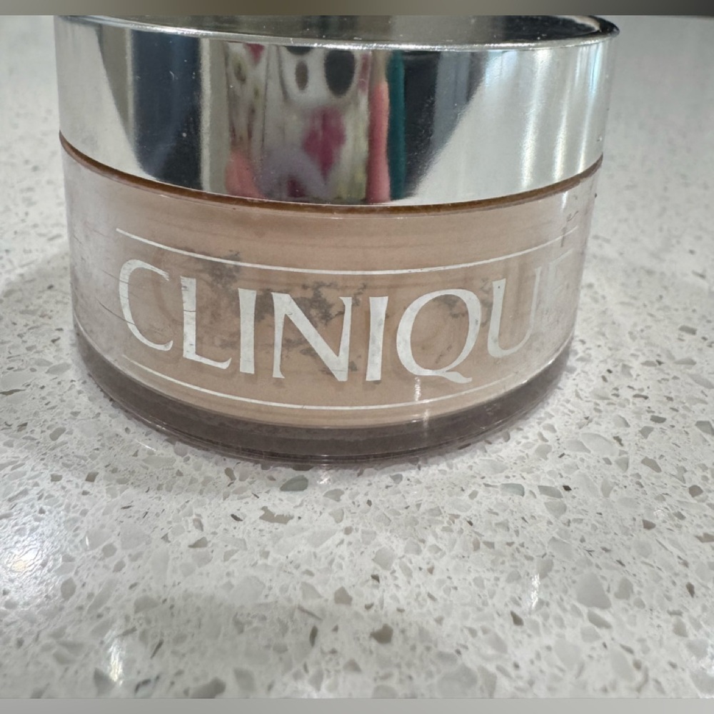 Clinique blended face powder TRANSPARENCY 3 only used 2 times. Almostt new.
